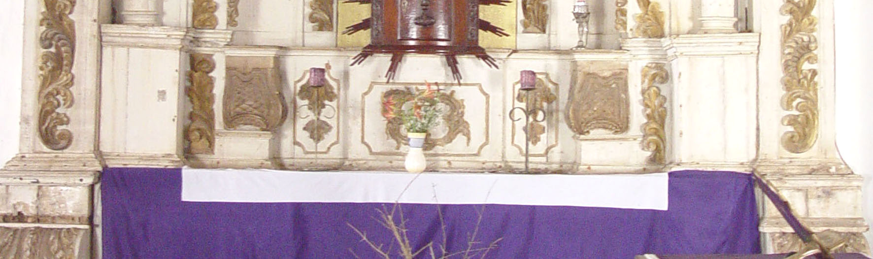 Figura 03 - Altar lateral direito da igreja conventual Fonte: Gabriela Caldas Gouveia de Melo Por fim, encontra-se seis tribunas13 simples com moldura de pedra calcária e balaustrada14 de motivo