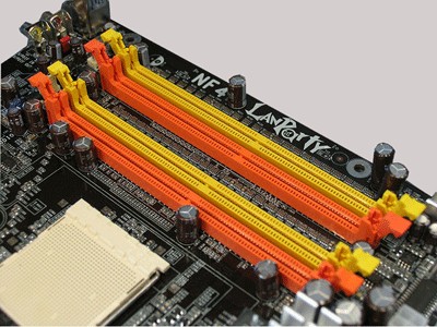 DDR2 - SDRAM Realiza 4 operações por ciclo de clock. Double Data Rate Duplicada. Utiliza o mesmo clock da placa transferindo 4 vezes mais informações.