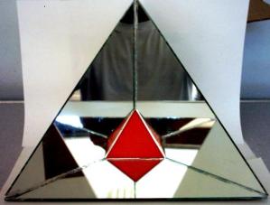 Figura 2: Caleidoscópio especial refletindo o octaedro Para construir o caleidoscópio especial para visualização do dodecaedro, tome os 5 espelhos triangulares isóceles, com ângulos de 41 o 49,