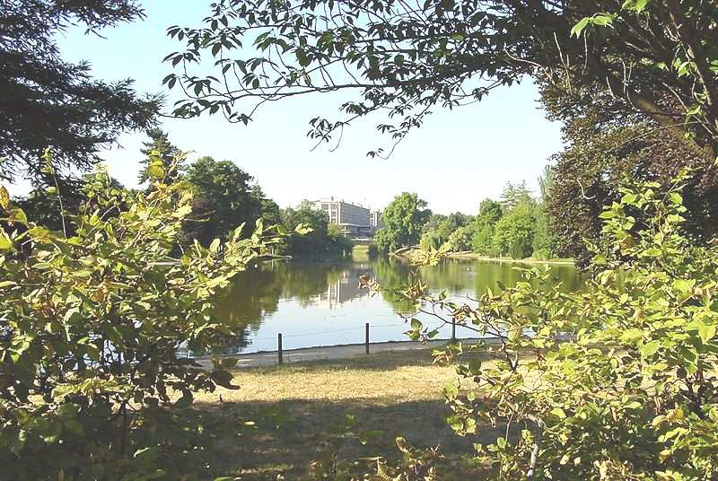 pág. 2/14 Bois de Boulogne rocaillage Par décret du 8 juillet 1852, le futur Napoléon III donne le Bois de Boulogne à la Ville de Paris, à charge pour elle de l'aménager comme le parc de Hyde park de