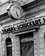 1939 Siemens inaugura em São Paulo a 1ª fábrica de transformadores do Brasil. 1955 Fornecimento e operacionalização da 1ª turbina a vapor do Brasil.