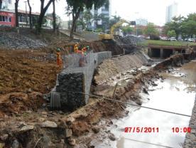 Figura 11 Execução gabião estaca 0 a 10 - Relatório de andamento maio/2011 (foto 86) Em função dessas observações e tendo em vista a necessidade de estabelecer uma seção transversal que permitisse