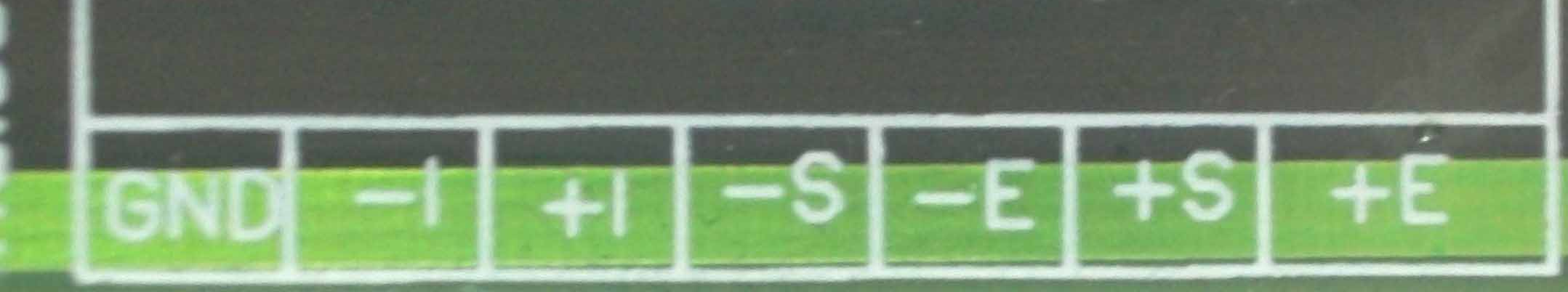 A conexão com os fios se faz com o pressão no cursor superior do conector e a consequente abertura da faca de compressão do interior do alojamento permitindo a entrada da parte de cobre do fio, ao