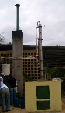 Figura 8 Coluna de destilação instalada sobre a fornalha de fogo direto. 2.4.