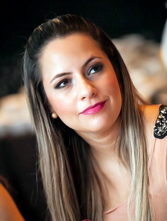 A blogueira Priscila Paes tem 26 anos e mora em Campinas. É formada em Propaganda e Marketing e também é maquiadora profissional, habilitada pelo SENAC Campinas.