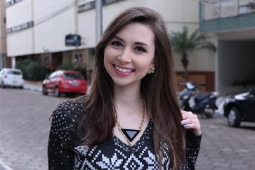 A blogueira Janaína Taffarel, tem 21 anos, estuda Administração Pública e vive em Balneário Camboriú.