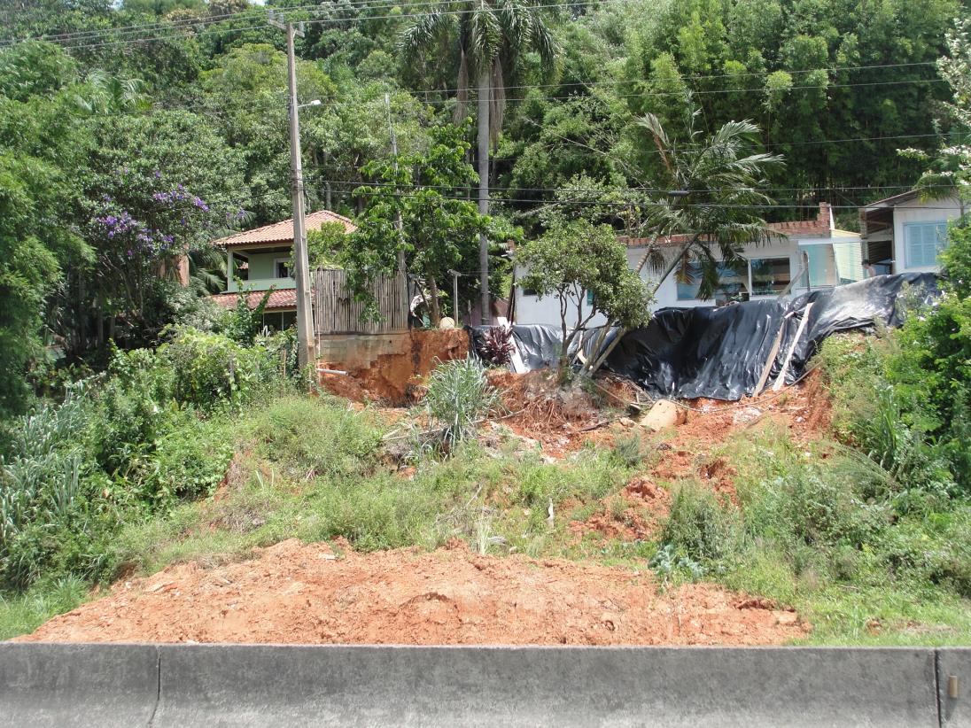 TÉCNICAS: Muros de arrimo Muro de gabiões (muro de gravidade) BR-101 Km 192+000 pista Sul município Biguaçu/SC