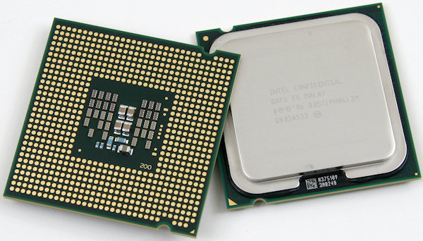2.2. ARQUITETURA ARM 27 Figura 2.1: Processador 8086 fabricado pela Intel em 1978. Fonte: (DAS, 2010). Figura 2.2: Um dos processadores Core 2 Quad fabricado pela Intel.