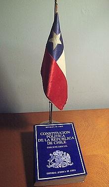 Constituição chilena A constituição sofreu diversas alterações ao longo dos anos: 1980 foi estabelecido a atual constituição na qual o estado É unitário e dividido em 13 regiões, 51 províncias