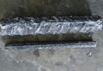 Figura 5 Barras de aço comum após exposição de 672 horas à névoa salina, com intensa corrosão vermelha.