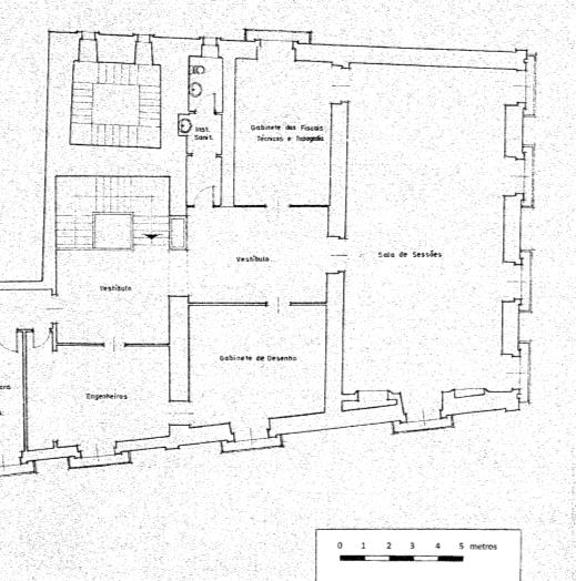 Os pisos de entrada das câmaras micaelenses exibem, na parte posterior do vestíbulo, uma escadaria interior em madeira com um primeiro lanço central, um patamar intermédio e dois lanços laterais que