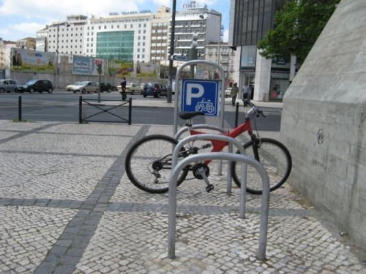 OUTRAS MEDIDAS DE APOIO Estacionamentos de bicicletas (ondas de verde, dispositivos de medição de velocidade ) Sistemas de bloqueio