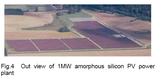 10 ntrodução Geral os governos oferecem. A título de ilustração, na Fig. 1.5 é mostrada a vista aérea de uma planta de geração de energia elétrica através de painéis fotovoltaicos [17]. Fig. 1.5 Vista de uma planta de 1 MW de geração de energia com painéis fotovoltaicos [17] (Alemanha).