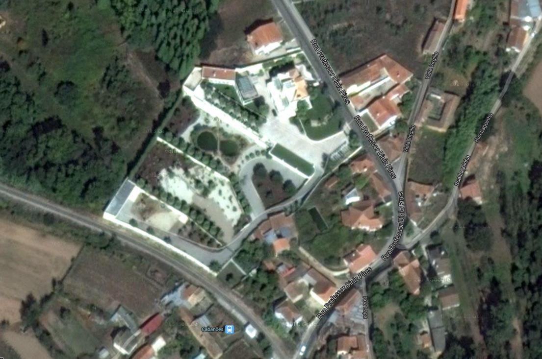 2. Localização do Imóvel O imóvel fica situado na na Rua Professor Diniz Pires, numa zona rural com habitação de baixa densidade e integrado num conjunto habitacional atrativo.