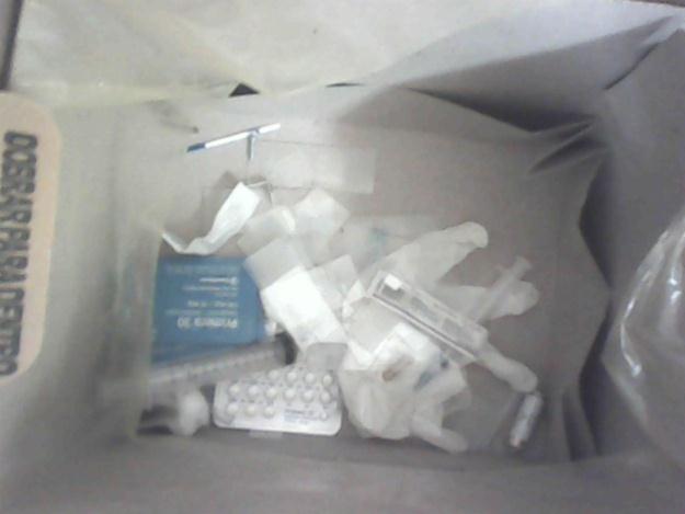 60 Figura 15: Caixa de Perfurocortante indevidamente localizada sobre banco na sala de vacinação.