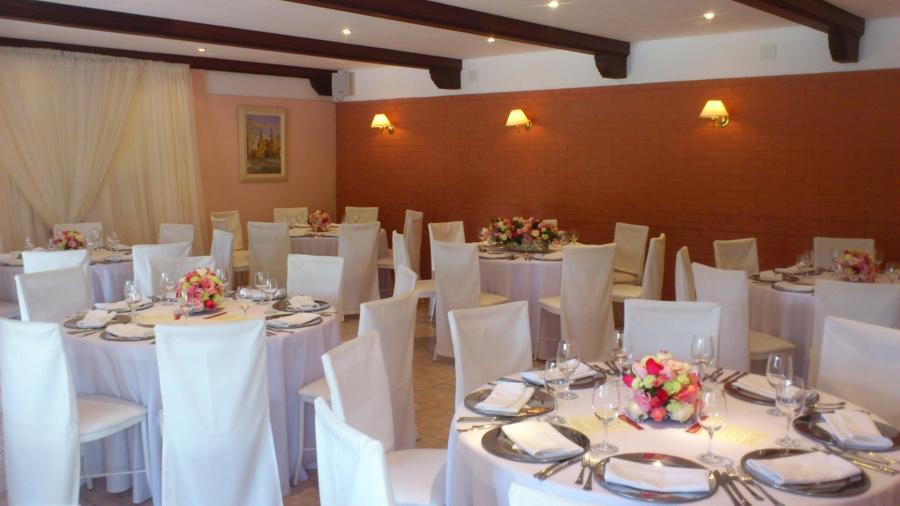 O espaço é ideal para realização de mini wedding para até 60 convidados. A cerimônia pode ser realizada no local na área coberta do deck.