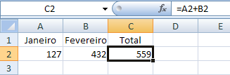 Digite a referência da primeira célula que deseja somar. Se preferir, clique na célula que contém o primeiro dado e automaticamente a referência será incluída na fórmula.