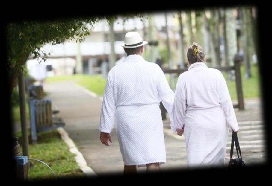 É incomum os turistas não usarem o traje típico (roupão) durante a estada na cidade.