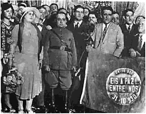 b) aos ideais republicanos, indicados no destaque à bandeira paulista. c) ao protagonismo das Forças Armadas, representadas pelo militar que empunha a bandeira.