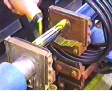 Técnicas de magnetização Passagem de corrente Eletrodo - permitem a passagem de corrente elétrica pela peça.