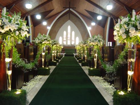 DECORAÇÃO DO CENTRO RELIGIOSO A escolha da decoração, respeitando as devidas restrições impostas pelo local, deverá ser acertada entre os casais do dia.