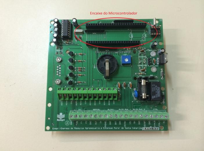 Figura 3 Placa base do Pluviologger Após serem levantados todos os requisitos para a elaboração do hardware, desenvolveu-se o projeto eletrônico através do programa Labcenter Proteus.