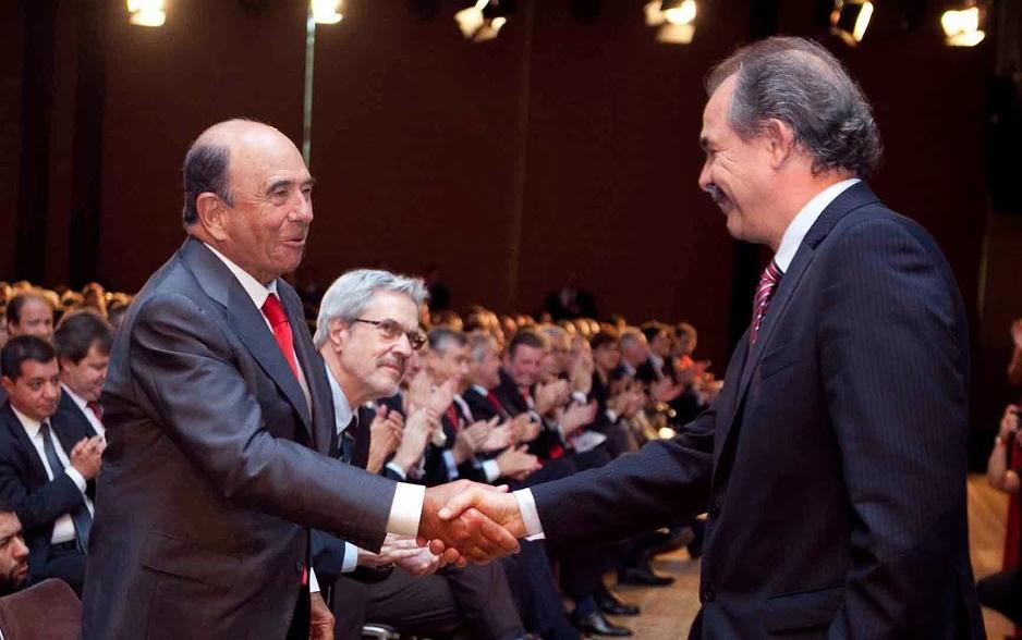 CERIMÔNIA Este é um encontro único em que são reunidos docentes, discentes e personalidades da área acadêmica para a celebração dos Prêmios Santander Universidades em reconhecimento à grandes