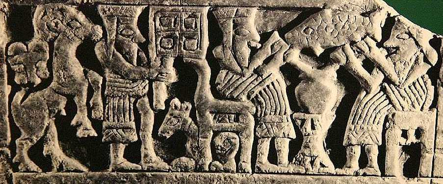 Cena de um banquete na Mesopotâmia, onde 2 homens bebem cerveja de canudo, vinda de um recipiente que está sobre uma mesinha. A cerveja surgiu por acaso na Mesopotâmia há 5.