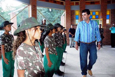 48 CAPÍTULO 5 A TRILHA PERCORRIDA: A COLETA E ANÁLISE DOS DADOS Introdução: A formação de uma tropa de elite As turmas do Guarda Florestal Mirim são chamadas pela equipe do projeto de Grupamento e de