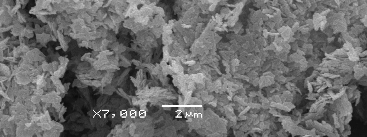 No produto HNZ-4CN (Figura 46-b), é possível verificar que os cristais, também, são tabulares e seu tamanho é similar ao do