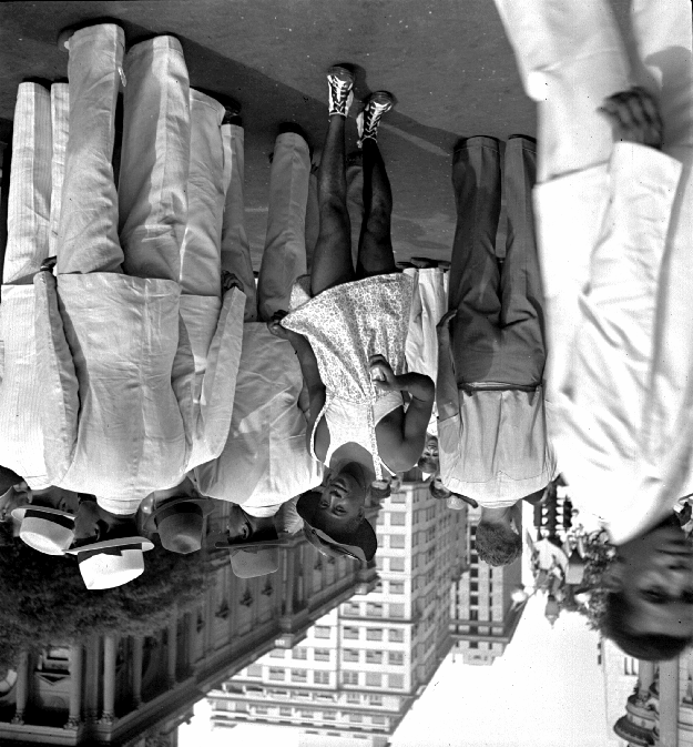 Rio de Janeiro, RJ - 1941 Com o no exem plo acim a, podem os observar nas fotos de Verger a irreverência das brincadeiras de rua.