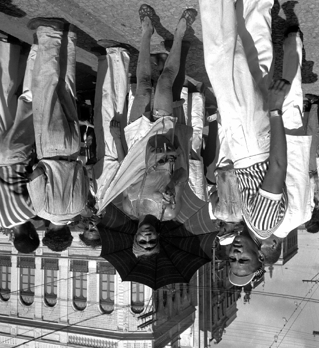 Recife, PE - 1947 Em suas fotos de travestim ento no carnaval, Verger parece querer sem pre nos ressaltar a contrariedade existente entre a estrutura patriarcal da época e a nossa festa de rua.