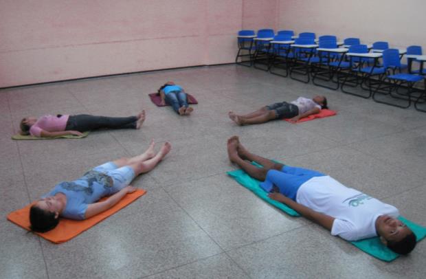 131 espelho onde os jovens formaram duas filas uma de frente para a outra, de modo que no meio se formou uma passarela.