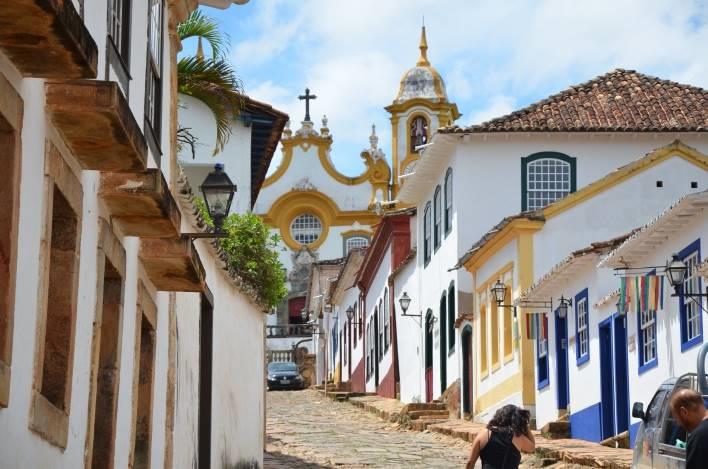 TIRADENTES TIRADENTES FOI PALCO DO MOVIMENTO DA INCONFIDÊNCIA MINEIRA. POSSUI IGREJAS DA ÉPOCA DO BARROCO. PONTO FORTE A GASTRONOMIA E O ARTESANATO. UMA CIDADE ACONCHEGANTE E CHARMOSA.