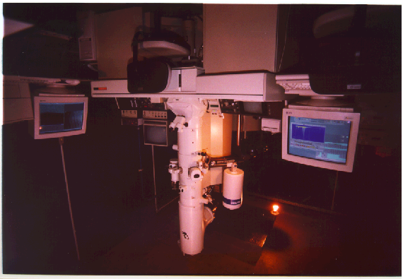 2. O Instrumento A figura 2 é uma foto de um microscópio eletrônico da JEOL modelo JEM-3010 e o arranjo de seus elementos internos são