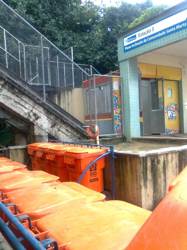 COLETA DOMICILIAR A localização dos pontos de coleta estacionários de lixo domiciliar deverá obedecer aos seguintes critérios: 1.