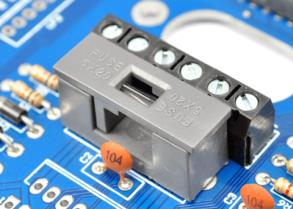 CONETORES DE POTÊNCIA Os conetores de potência permitem ligar a bateria e os motores à placa de circuito impresso. Fixam os fios condutores através de parafusos.