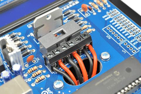 FIXAÇÃO DA PLACA NA BASE DE ACRÍLICO A fixação da placa do robô na base de acrílico é efetuada através de 6 conjuntos, cada um com um espaçador de nylon de 12mm, um parafuso M3x8 PH1 e outro M3x4 PH1.