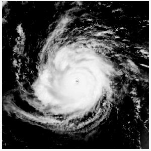 Essa situação meteorológica retratada indica que a área a) encontra-se diretamente influenciada por um anticiclone tropical, acompanhada de chuvas abundantes.