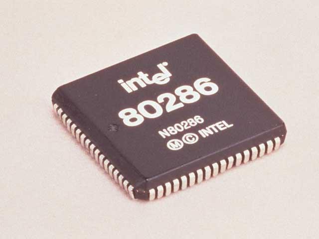 1982 Intel 286 Em 1982, a Intel lançou seu novo processador 80286, sucessor do 8086/8088, com velocidades entre 6 MHz e 25 MHz.