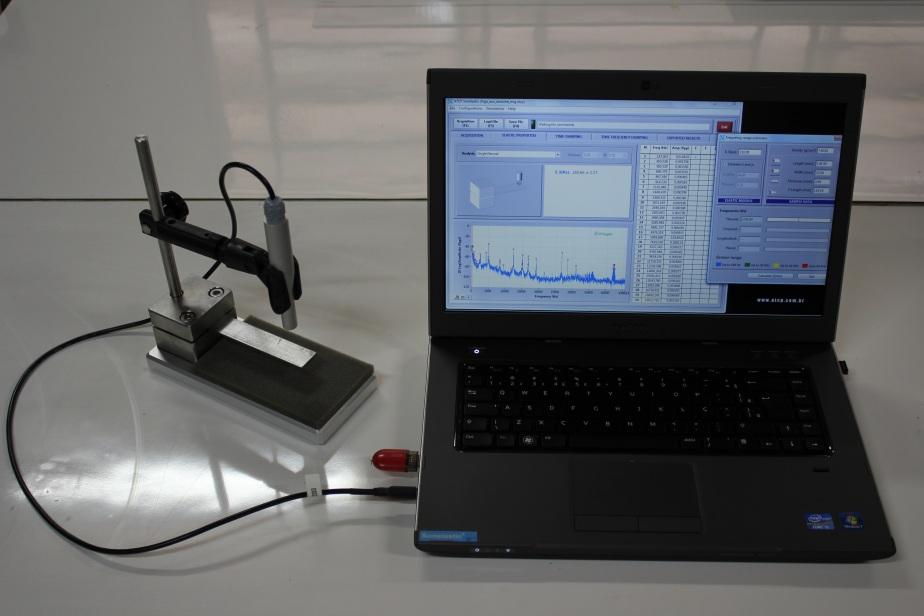 73 encontra instalado o programa Sonelastic. A configuração geral do sistema pode ser visto na Figura 19.