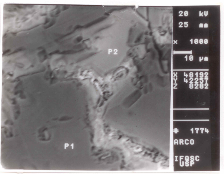 Figura - 8.10 Micrografia do fundido por Arco-Voltaico; Aumento de 1000X, mostrando os pontos onde foram feitas as análises químicas EDX (Imagem obtida por elétrons retroespalhados). 8.2.