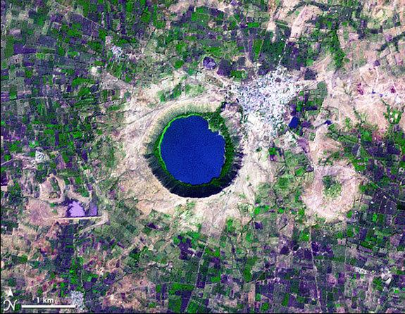 Confira algumas das maiores e mais destrutivas erupções vulcânicas que já ocorreram na Terra: 1 Planalto de Deccan, Índia Foto aérea da cratera Lonar na Índia, que repousa no interior do Planalto de