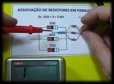 * Em uma associação em paralelo de resistores, a tensão em todos os resistores é igual, e a soma das correntes que atravessam os