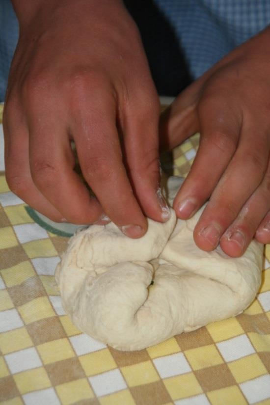 PÃO RECHEADO: Estende-se a massa do pão e recheia-se com o preparado de bacalhau e camarão, os ovos e o