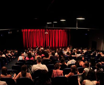 Na Teatro Teresa D'Ávila é inaugurado com dois espetáculos inauguração aconteceu no dia 20 de fevereiro, com a apresentação d a p e ç a VA N G O G H C A F É, q u e é ambientada num café, de uma