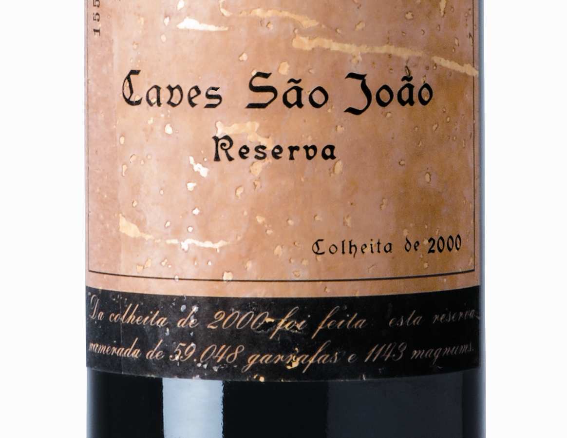 CAVES SÃO JOÃO RESERVA TINTO COLHEITA 2000 Regional Beiras Baga (50%) e Touriga Nacional (50%) As uvas vindimadas manualmente, entre 25 de Setembro e 10 de Outubro, após desengace, fermentaram a