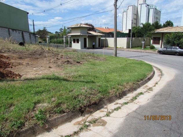 O condomínio possui uma área total de 9.993,00 m², contando com 21 lotes residências, 02 sistemas de lazer e áreas de uso comum (portaria e depósito de lixo).