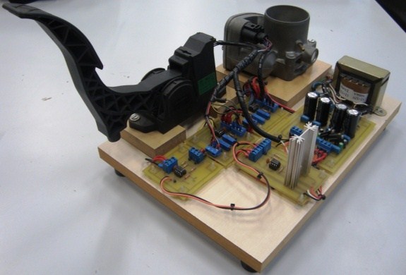 Os sinais R(s) e H(s) apresentados no diagrama de blocos da Figura 2, têm uma máxima variação em amplitude na faixa entre 0 a 10V, devidamente ajustado e configurado pelos circuitos conformadores 1 e