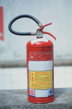 Incêndio Classe B Tipo de extintor: Pó Químico Seco Incêndio envolvendo